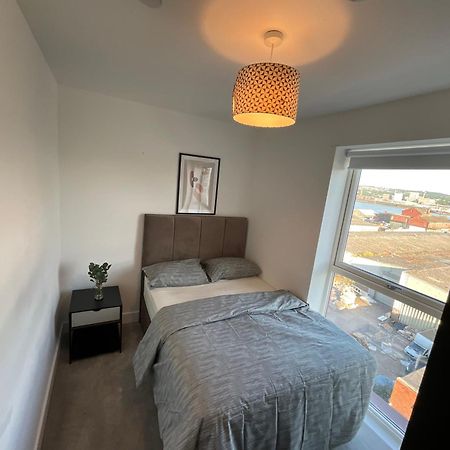 Deluxe Double Bed In Shared Apt Near Canary Wharf, City Airport & O2 Arena With Thames View Londra Exterior foto
