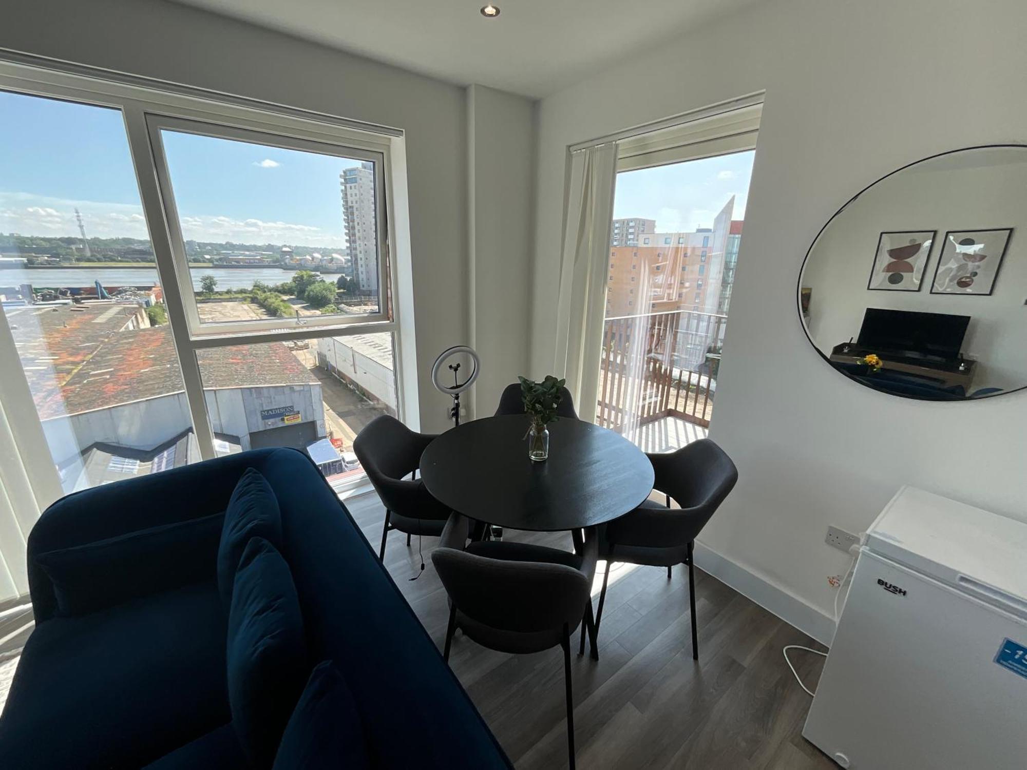 Deluxe Double Bed In Shared Apt Near Canary Wharf, City Airport & O2 Arena With Thames View Londra Exterior foto