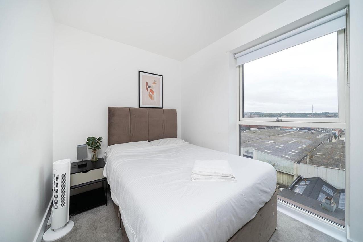 Deluxe Double Bed In Shared Apt Near Canary Wharf, City Airport & O2 Arena With Thames View Londra Exterior foto