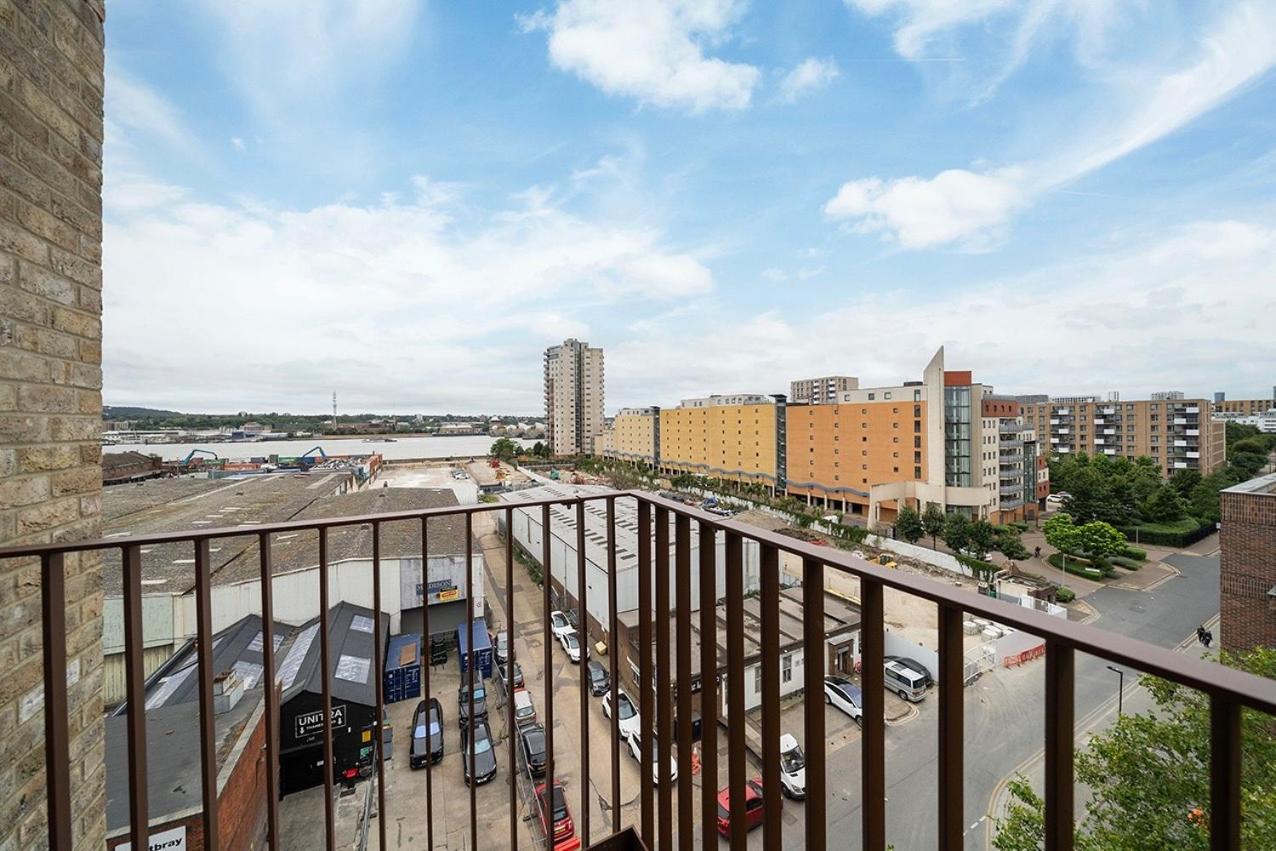 Deluxe Double Bed In Shared Apt Near Canary Wharf, City Airport & O2 Arena With Thames View Londra Exterior foto