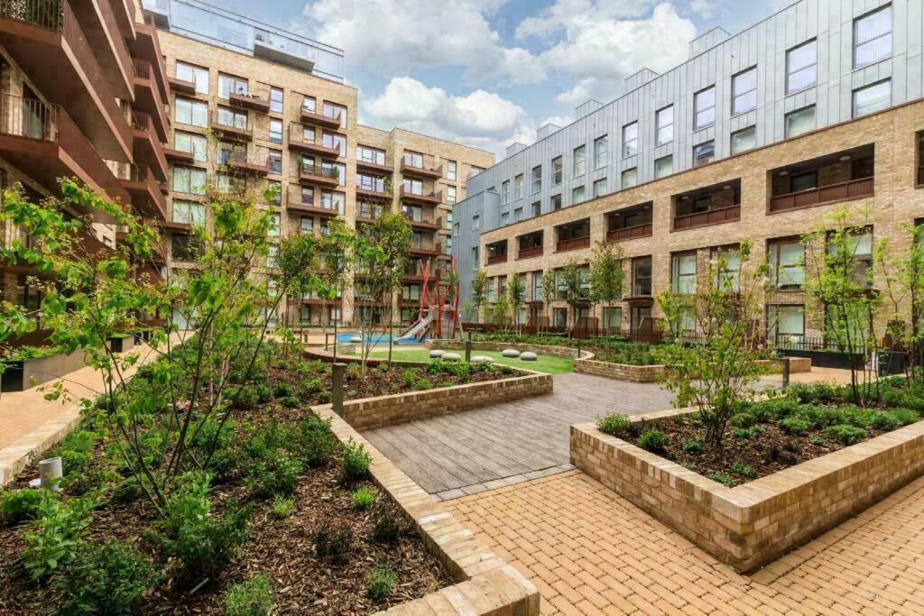 Deluxe Double Bed In Shared Apt Near Canary Wharf, City Airport & O2 Arena With Thames View Londra Exterior foto