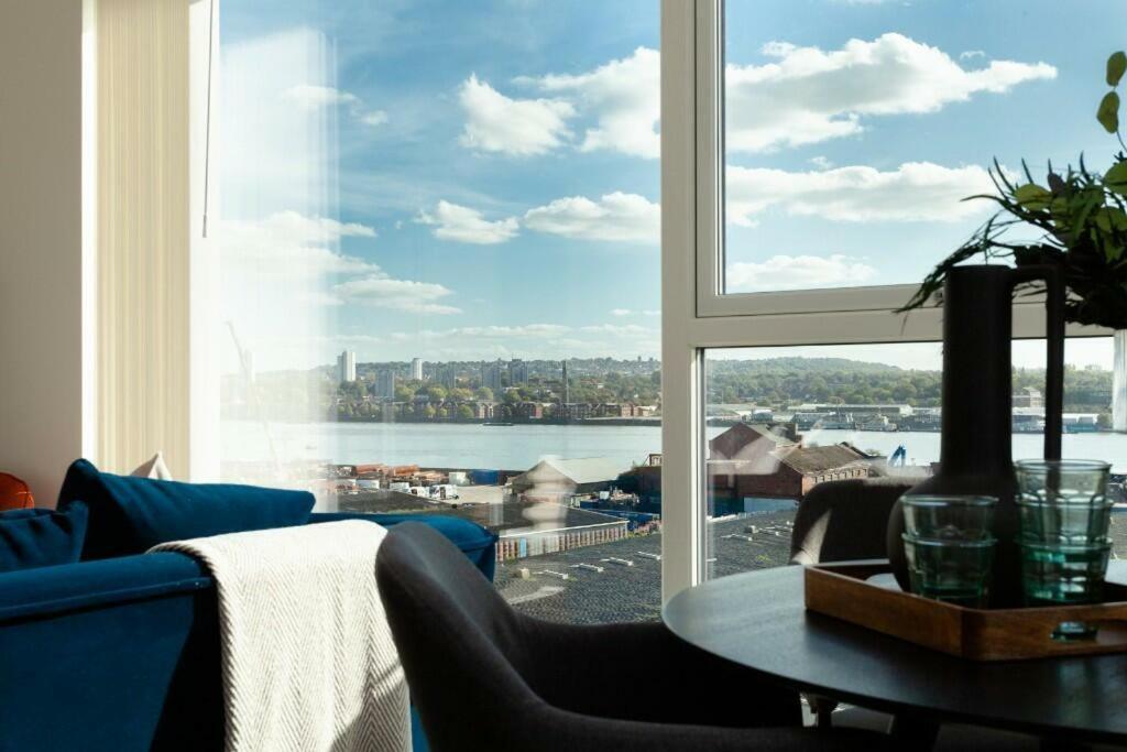 Deluxe Double Bed In Shared Apt Near Canary Wharf, City Airport & O2 Arena With Thames View Londra Exterior foto