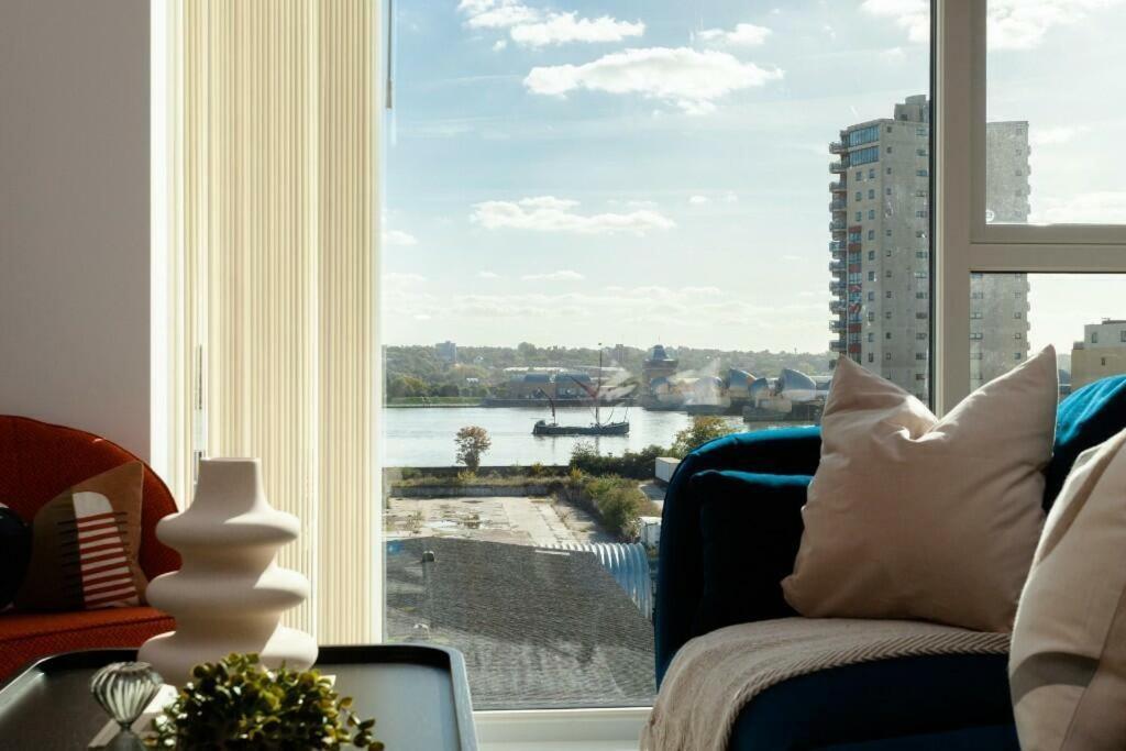 Deluxe Double Bed In Shared Apt Near Canary Wharf, City Airport & O2 Arena With Thames View Londra Exterior foto