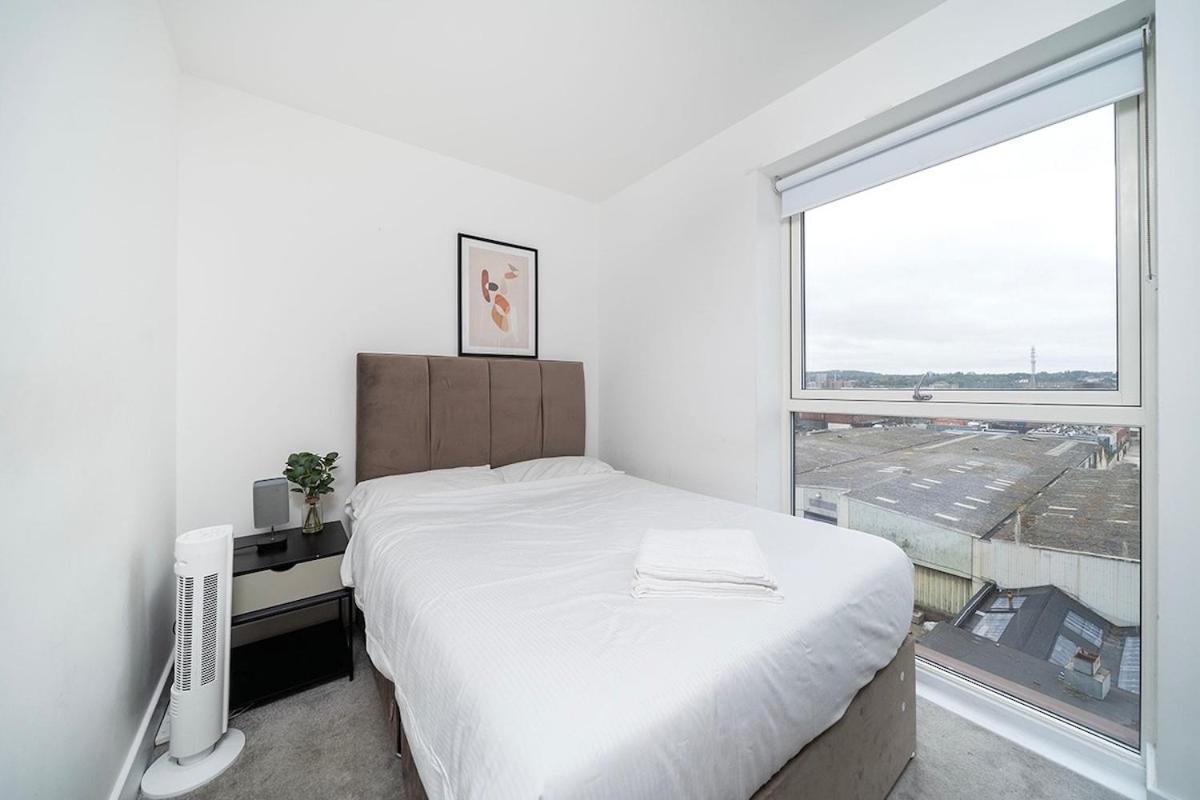 Deluxe Double Bed In Shared Apt Near Canary Wharf, City Airport & O2 Arena With Thames View Londra Exterior foto