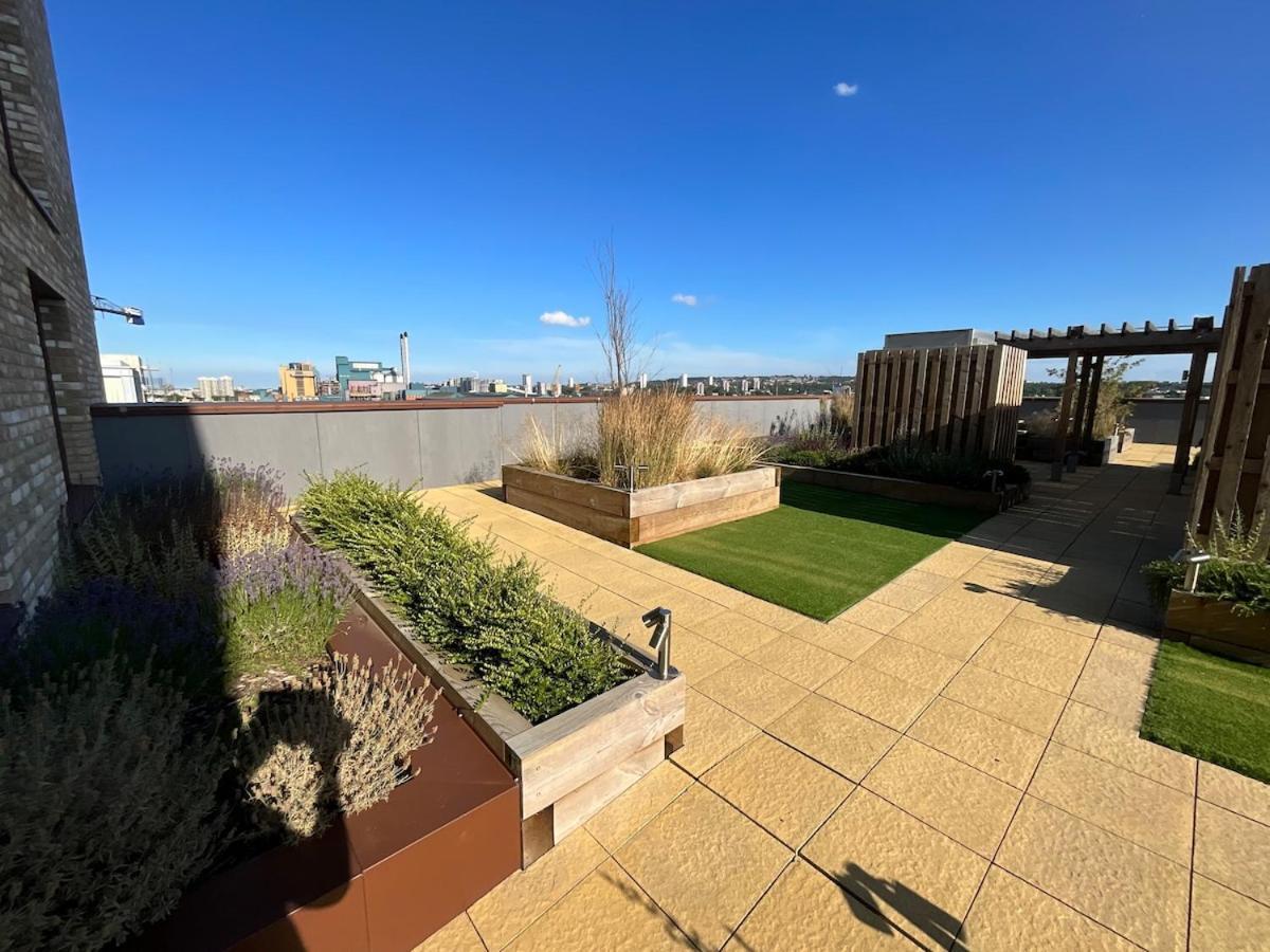 Deluxe Double Bed In Shared Apt Near Canary Wharf, City Airport & O2 Arena With Thames View Londra Exterior foto